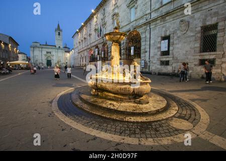 Plaza de la Fuente de Arringo por la noche, Ascoli Piceno, Marche, Italia, Europa Foto de stock