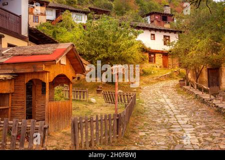 Leshten, Bulgaria - 1 de octubre de 2021: Paisaje otoñal con antiguas casas tradicionales en el pueblo de las montañas Rhodope Foto de stock