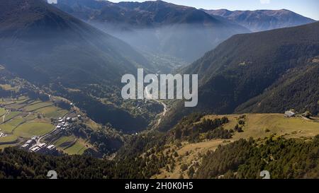 Vista aérea de los Pirineos en el principado de Andorra