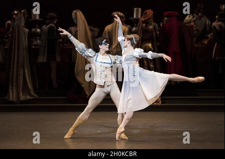 Una visión general de los ensayos de Romeo y Julieta realizados por el ballet nacional de Canadá en Sadler's Wells en Londres. Foto de stock