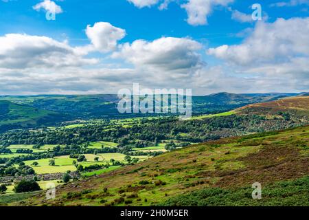 Vista hacia el valle Derwent desde la cima del borde de Bamford en el distrito de Peak, Derbyshire, Inglaterra Foto de stock