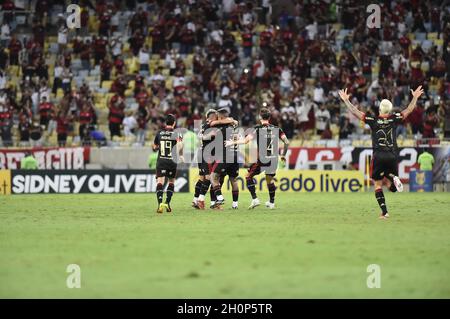 Los jugadores de Flamengo celebran después de marcar su tercer gol de Andreas Pereira contra la Juventude durante el Campeonato Brasileiro (Nacional Brasileño Foto de stock