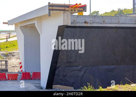 Construcción de la estructura de hormigón del puente del paso subterráneo de la autopista Foto de stock