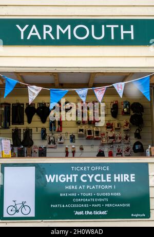 Alquiler de bicicletas en Isla de Wight en yarmouth isla de wight. Isla de wight Visitando la tienda de alquiler de bicicletas turísticas en las vacaciones de vacaciones de la isla de wight en Yarmouth. Foto de stock