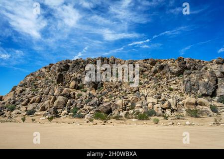 Una colina con rocas y rocas en una colina en el parque Horsemen's Center en Apple Valley, California Foto de stock