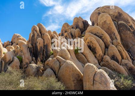 Formación rocosa de Boulder en el parque Horsemen's Center Park en Apple Valley, California Foto de stock