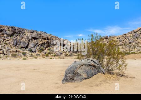 Formación de grandes rocas y rocas en el parque Horsemen's Center Park en Apple Valley, California Foto de stock