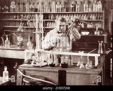 Thomas Alva Edison (1847–1931), que ha sido descrito como el mayor inventor de Estados Unidos, trabajando en el edificio del Departamento de Química en su complejo de laboratorio West Orange, Nueva Jersey, en 1890. (EE. UU.)