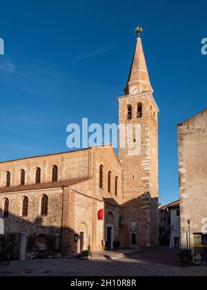Basílica de la Iglesia de Sant'Eufemia en Grado, Friuli-Venecia Julia, Italia, en una tarde de verano Foto de stock