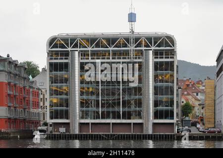 Bergen, Noruega - 13 de junio de 2012: Edificio de aparcamiento en el puerto Foto de stock
