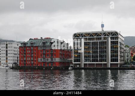Bergen, Noruega - 13 de junio de 2012: Hotel y edificios de aparcamiento en el puerto Foto de stock