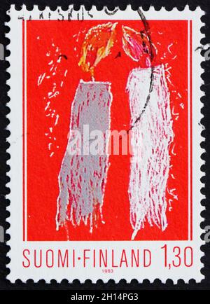 FINLANDIA - ALREDEDOR de 1983: Un sello impreso en Finlandia muestra dos velas, dibujo para niños, alrededor de 1983 Foto de stock