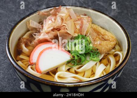 Kishimen, plato de fideos de udon tipo plano, comida japonesa de nagoya Foto de stock