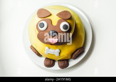 Pastel de perro de pug, esponja con relleno de mermelada de frambuesa y  helada, cubierta y decorada con hielo suave y decoraciones comestibles, pastel  de cumpleaños Fotografía de stock - Alamy