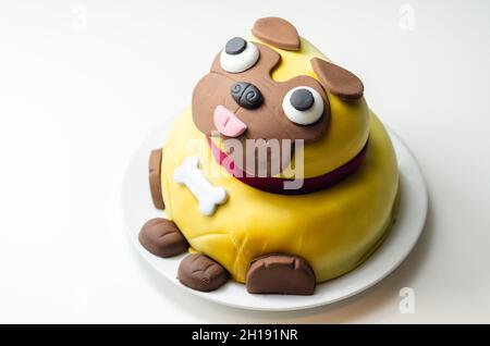 Pastel de perro de pug, esponja con relleno de mermelada de frambuesa y  helada, cubierta y decorada con hielo suave y decoraciones comestibles, pastel  de cumpleaños Fotografía de stock - Alamy