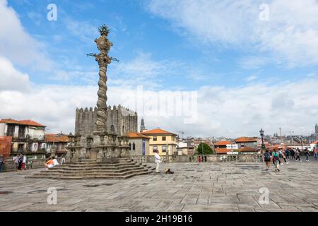 La columna Pillory (Pelourinho) en la plaza de la Catedral de Oporto (SE do Porto), Oporto, Portugal.