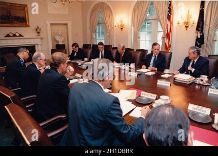 El Presidente de los Estados Unidos George H.W. Bush se reúne con el Consejo de Seguridad Nacional en relación con la invasión de Kuwait por el Iraq. Los participantes son: Henson Moore, Secretario Adjunto de Energía; William Webster, Director de la Agencia Central de Inteligencia (CIA); el Secretario de Estado de los Estados Unidos James A. Baker, III; Donald Atwood, Secretario Adjunto de Defensa; Richard Darman, Director de la Oficina de Gestión y Presupuesto (OMB); el Jefe de Estado Mayor de la Casa Blanca John Sununu (no se ilustra); Michael Boskin, Presidente del Consejo de Asesores Económicos (no en la foto); el Fiscal General de los Estados Unidos Richard Thornburgh; el Secretario del Tesoro de los Estados Unidos Foto de stock