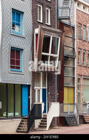 Fila de casas de canal contemporáneas de los holandeses de reciente construcción en Amsterdam, Holanda