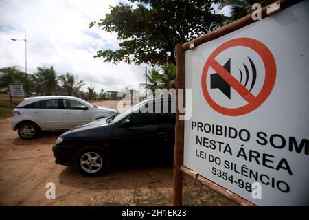 salvador, bahía / brasil - 9 de junio de 2015: Placa informa sobre la prohibición del sonido automotor en la región de la playa Farol de Itapua en la ciudad de Salvador