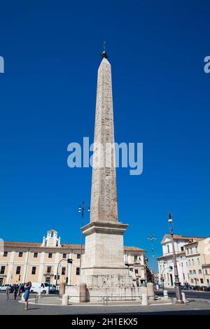 Roma, Italia - Abril 2018: Los turistas que visitan el Obelisco Lateranense un obelisco egipcio antiguo construido en el siglo XV A.C. ahora ubicado en la Plaza de San G Foto de stock