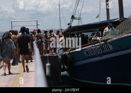 salvador, bahía / brasil - 31 de enero de 2019: Los pasajeros son vistos en el muelle de Ilha dos Frades goleta para una goleta para un paseo náutico a través de TH Foto de stock