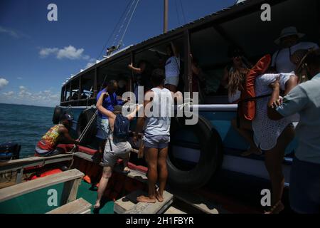 salvador, bahía / brasil - 31 de enero de 2019: Los pasajeros son vistos en el muelle de Ilha dos Frades goleta para una goleta para un paseo náutico a través de TH Foto de stock