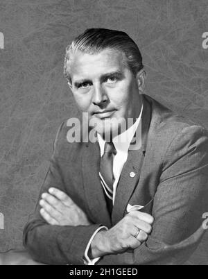 Wernher Magnus Maximilian Freiherr von Braun (1912 – 1977) Ingeniero aeroespacial alemán-americano. Fue la figura principal en el desarrollo de la tecnología de cohetes en la Alemania nazi y pionero de la tecnología espacial y de cohetes en los Estados Unidos. El Dr. Wernher von Braun fue el primer director del Centro Marshall de Vuelos Espaciales desde el 1 de julio de 1960 hasta el 27 de enero de 1970, cuando fue nombrado Administrador Adjunto de Planificación de la NASA.
