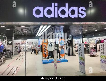Kiyv, Ucrania - 2 de de 2020: Tienda adidas Kiyv, Ucrania el 2 de agosto de 2020. Adidas es el mayor fabricante de ropa deportiva en todo mundo Fotografía de stock - Alamy