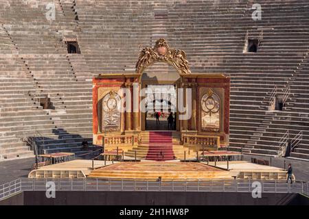 Verona, ITALIA - 15 DE MAYO de 2019: Escenario en la arena de Verona, en Verona, Italia. La Arena de Verona es un anfiteatro romano en la Piazza Bra Foto de stock