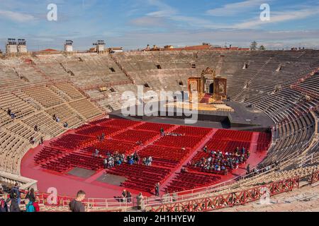 VERONA, ITALIA - 15 de mayo de 2019: la gente en la arena de Verona, en Verona, Italia.La Arena de Verona es un anfiteatro romano en la Piazza Bra Foto de stock