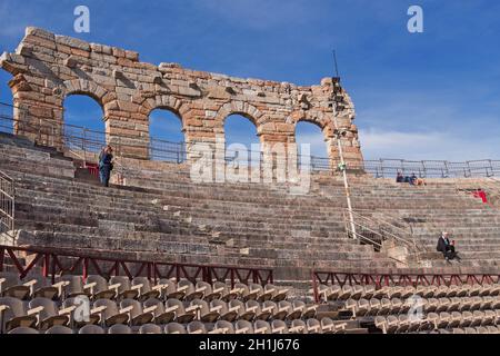 VERONA, ITALIA - 15 de mayo de 2019: la gente en la arena de Verona, en Verona, Italia.La Arena de Verona es un anfiteatro romano en la Piazza Bra Foto de stock