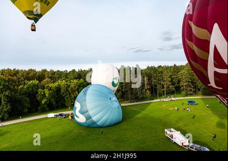 Vilnius, Lituania - 14 de septiembre de 2021: Grupo de coloridos globos de aire caliente que salen uno a uno en el parque Vingis en Vilnius, Lituania. Foto de stock