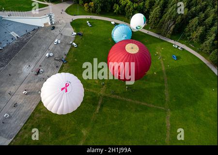 Vilnius, Lituania - 14 de septiembre de 2021: Grupo de coloridos globos de aire caliente que salen uno a uno en el parque Vingis en Vilnius, Lituania. Foto de stock