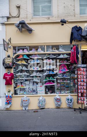 Zapatillas de lona sudaderas personalizadas de colores que se muestran detrás de una ventana de tienda Fotografía de stock - Alamy