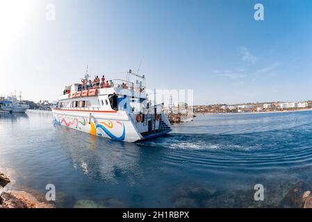 AGIA Napa, CHIPRE - Agosto 10 2019: Crucero con turistas entra en el puerto Foto de stock