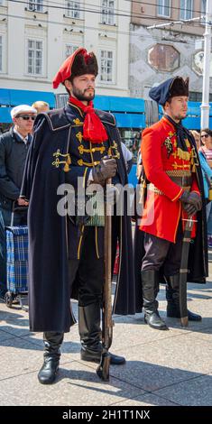 El Regimiento Real Cravat en el cambio de guardia en la ciudad de Zagreb, Croacia Foto de stock