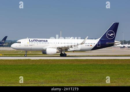 Munich, Alemania - 9 de septiembre de 2021: Avión Lufthansa Airbus A320 en el aeropuerto de Munich (MUC) en Alemania. Foto de stock