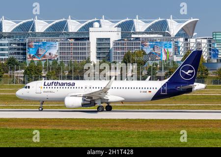 Munich, Alemania - 9 de septiembre de 2021: Avión Lufthansa Airbus A320 en el aeropuerto de Munich (MUC) en Alemania. Foto de stock