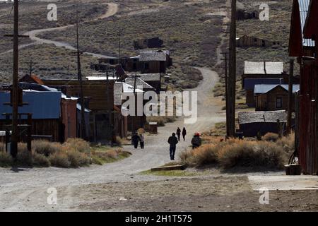 Gente en Green Street, Bodie Ghost Town (elevación 8379 pies / 2554 m), Bodie Hills, Mono County, East Sierra, California, EE.UU Foto de stock