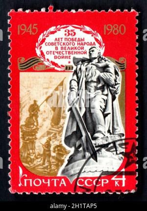 URSS - ALREDEDOR de 1985: Memorial de la Guerra Soviética en Berlín imaginado en sello postal. Monumento al soldado del Ejército Rojo en Alemania. Sello postal soviético dedicado a S Foto de stock