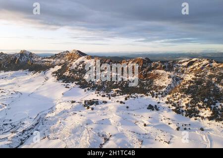 Vista aérea de montañas cubiertas de nieve al atardecer en la sierra de Obarenes, provincia de Burgos, España. Foto de alta calidad