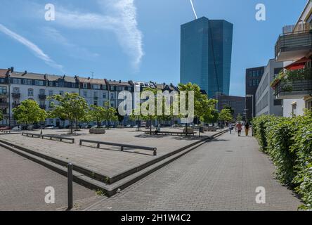 Vista de la plaza Paul Arnsberg y del Banco Central Europeo, Frankfurt, Alemania Foto de stock