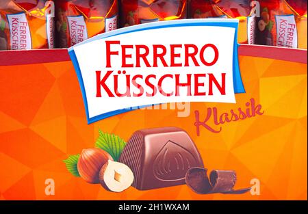 HUETTENBERG, ALEMANIA - 2021-07-24, Caja de bombones Ferrero Kuesschen Logo al detalle. Ferrero es un fabricante italiano de chocolate de marca y c. Foto de stock