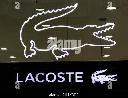 BELGRAD, SERBIA - JULE 16, 2021: Primer plano de Lacoste en frente de la tienda, Lacoste es la famosa cadena francesa de polo de lujo Foto de stock