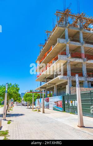Se están construyendo enormes complejos hoteleros en Playa del Carmen, México. Foto de stock