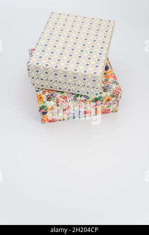 Cajas De Cartón Decoradas Con Tapa Sobre Fondo Blanco Imagen de archivo -  Imagen de cartulina, floral: 232496285