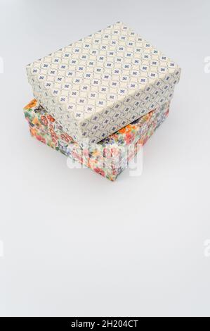 cajas de cartón decoradas con tapa sobre fondo blanco Fotografía de stock -  Alamy