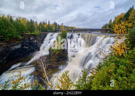 Kakabeka Falls cerca de Thunder Bay Ontario es conocido como el Niágara del Norte.