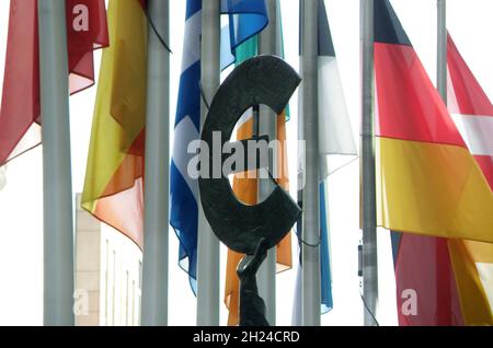 Estatua von Europa mit Euro Symbol, Rue Wiertz, Europäisches Parlament, Brüssel, Belgien - Estatua de Europa con el símbolo del euro, Rue Wiertz, European Parl Foto de stock
