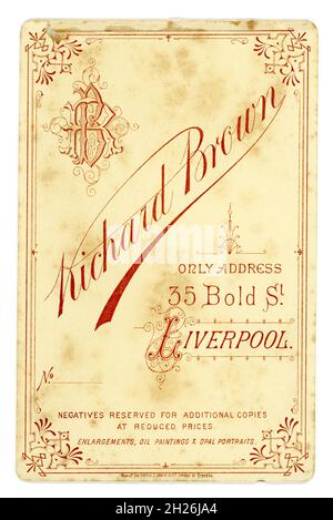 Reverso de la tarjeta de armario victoriana. Del estudio de Richard Brown, Liverpool, Inglaterra, Reino Unido alrededor de 1895